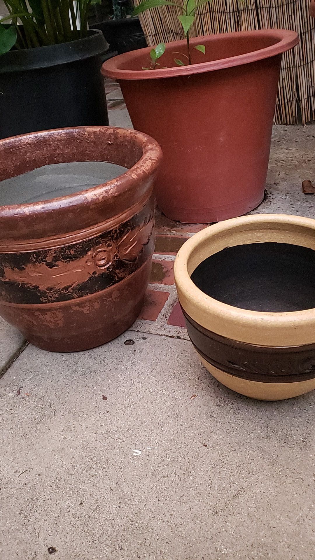 Two plants pots mud , 1 its 12" and the other one it's 8" new