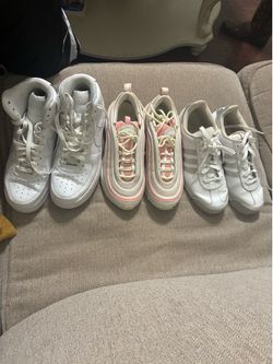 Tennis shoes