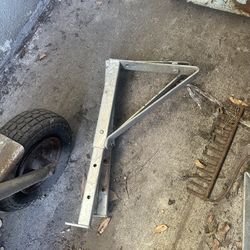 Heavy duty adjustable shelving brackets