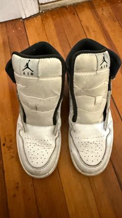 Air Jordan 1 Mid Silhouette size 11 { Used }