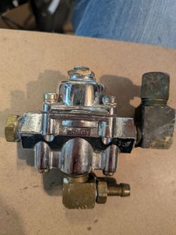 Holley Fuel Pressure Regulator with Fittings