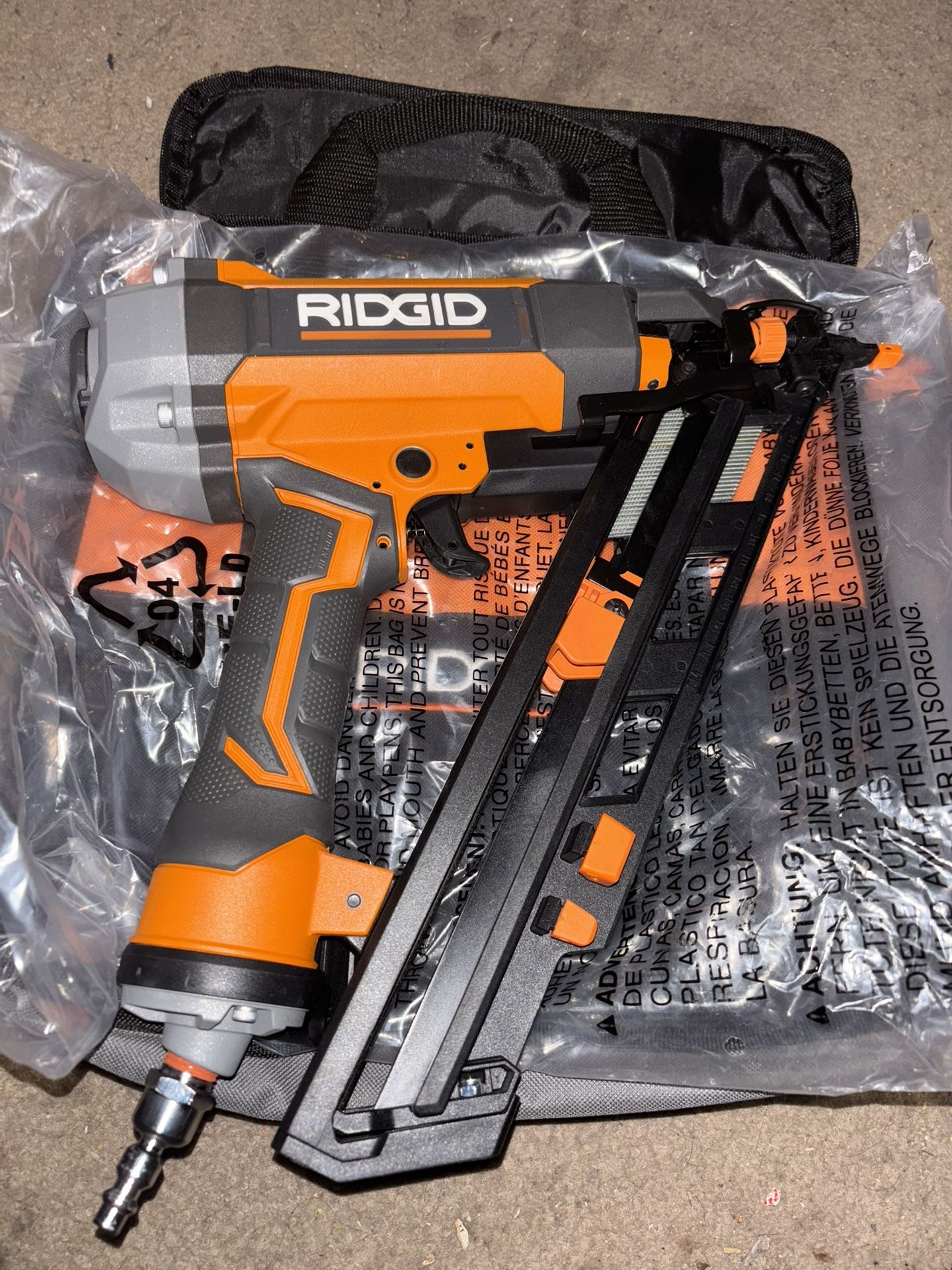 RIDGID Pneumatic 15-Gauge 2-1/2 in. Angled Finish Nailer with CLEAN DRIVE Technology
