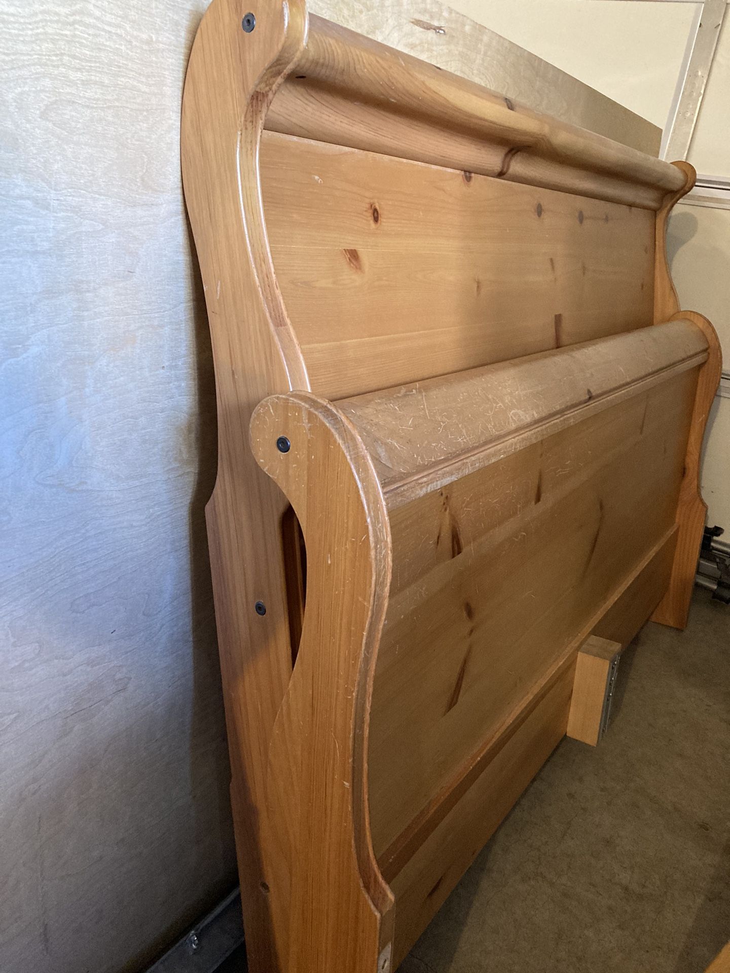 Knotty Pine Queen Sleigh Bed