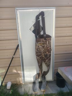 Cabela&  Fishing  Gear Good Condition $30size. 10