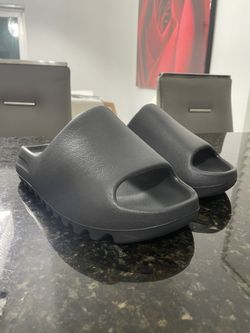 yezzy slides onxy size 8 (look at description)