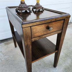 Basset Home Furnishings Side Table Nightstand. Excellent Condition! 