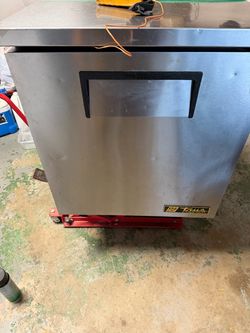1 Door under counter reach in freezer (True)