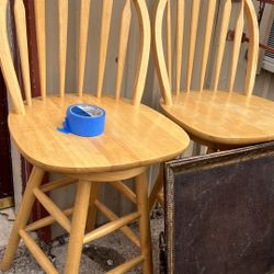2 Bars Stools.