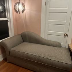 Bassett Custom Right Arm Chaise Lounge – Classic Ivory/Black Houndstooth – Immaculate