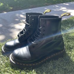 Dr. Martens Smooth Leather Boots – Worn Once, Like New!