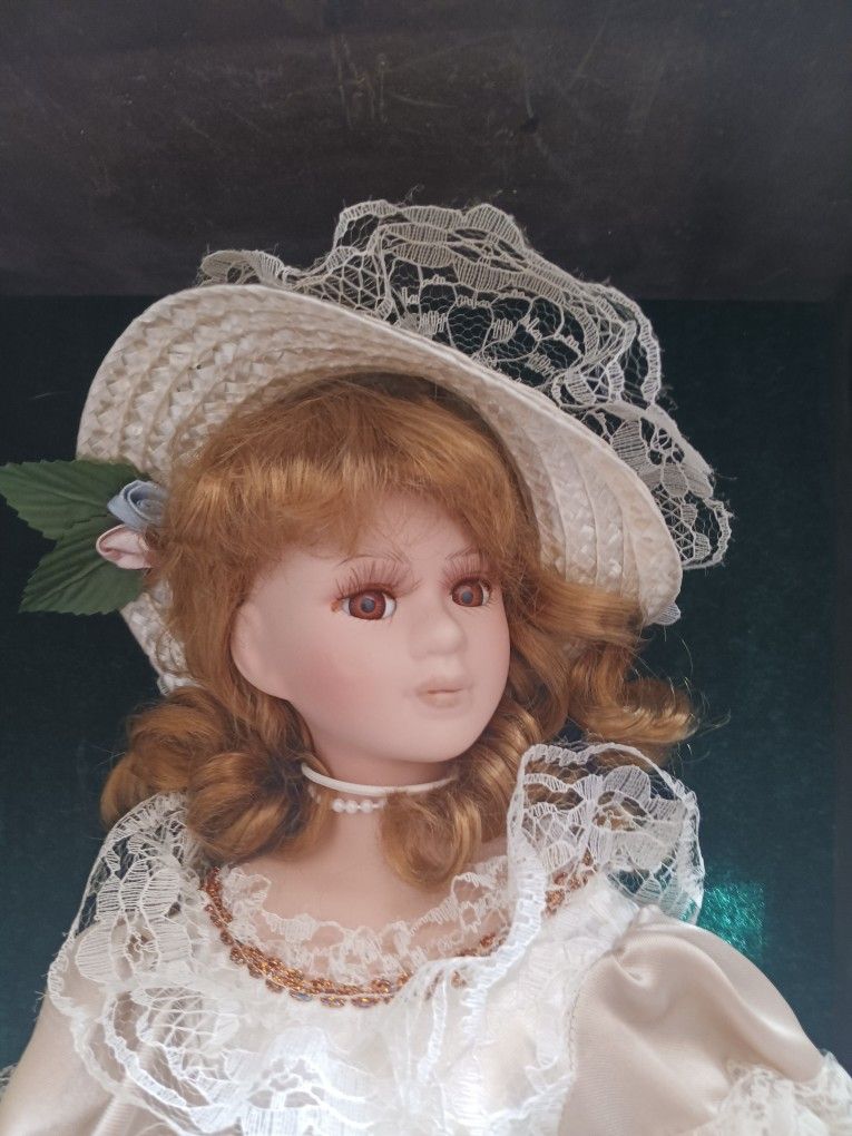 ASHLEY BELLE COLLECTION DOLL W/ CASE