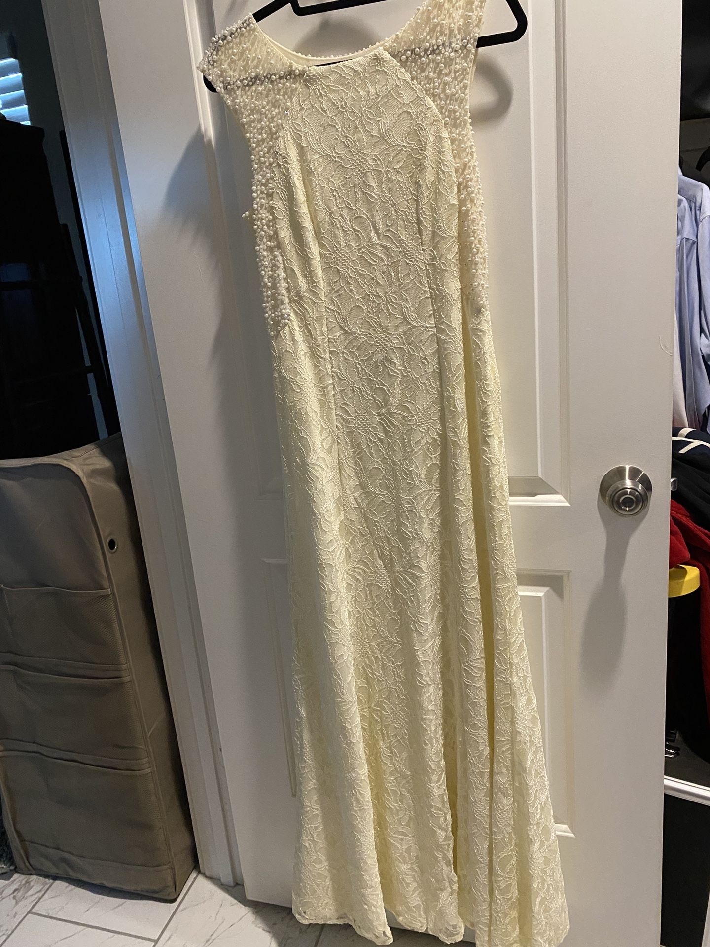 Beautiful Wedding Dress $25