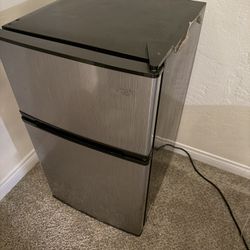 Mini fridge 