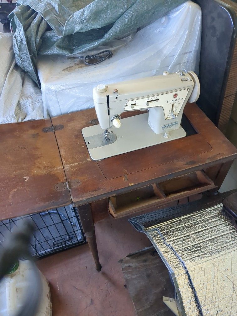  Vintage Sewing Machine  And Table 