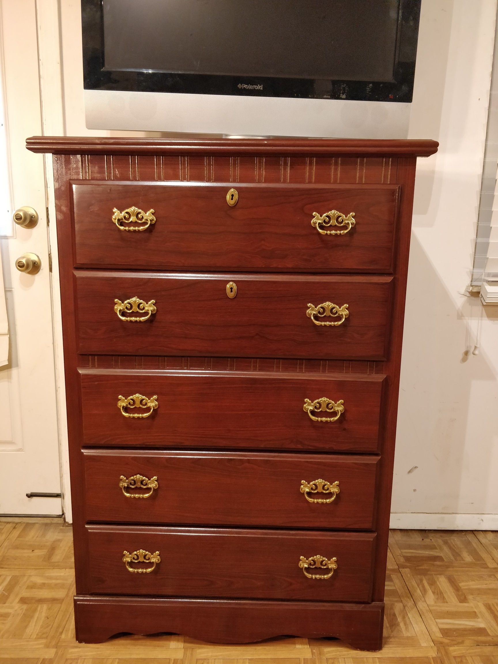 Like new chest dresser in great condition, all drawers sliding smoothly, pet free smoke free. L32"*W16.5"*H46"
