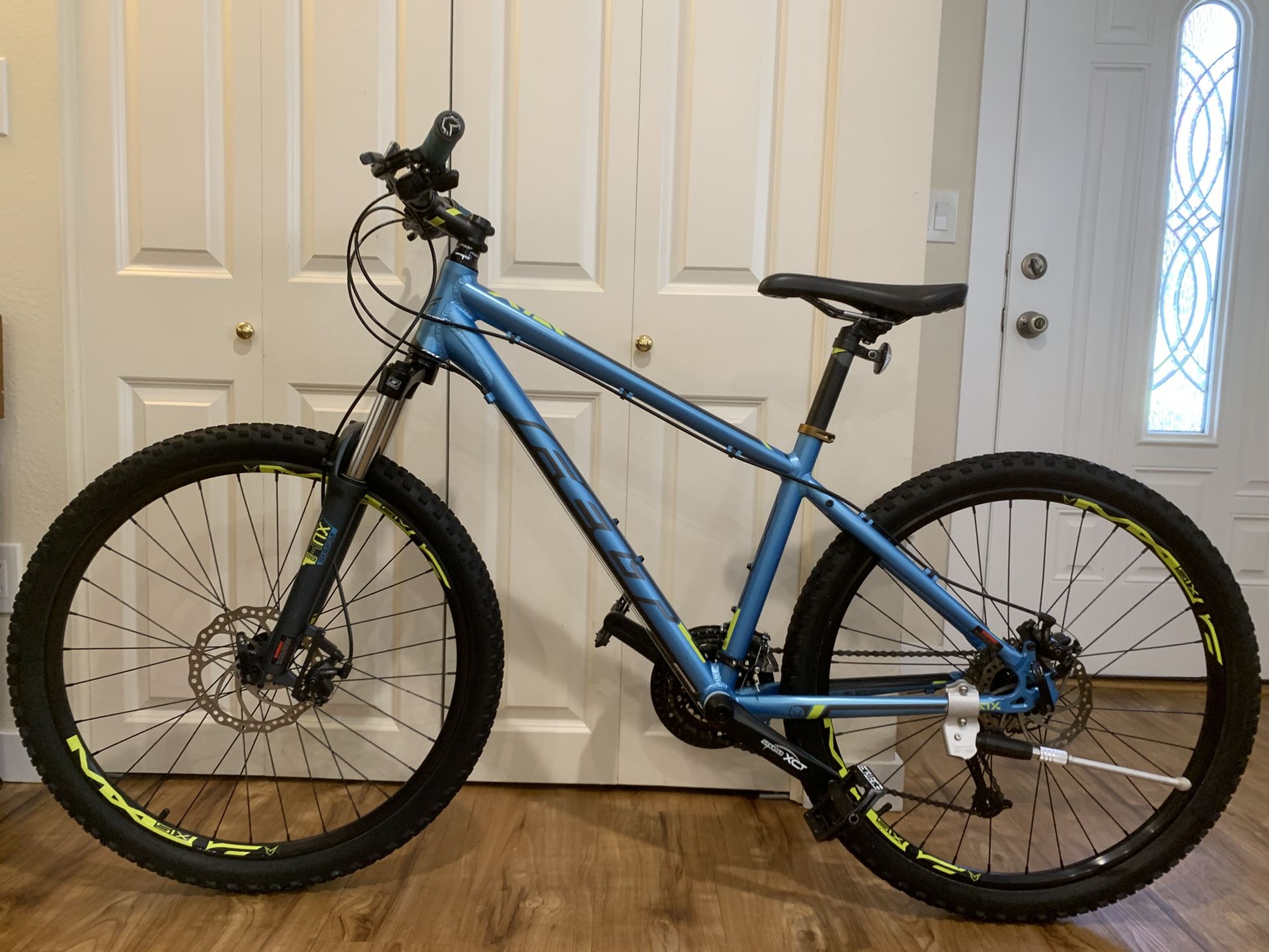 Felt Six 80, great condition, for rider 5’4-5’8, wheels 26”, shimano 24 speeds. Dual Brakes. No issues.