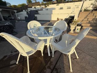 Hampton Bay Patio Dining Set with Round Table New