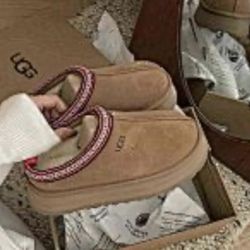 Tan and brown UGG slippers #UGGslippers