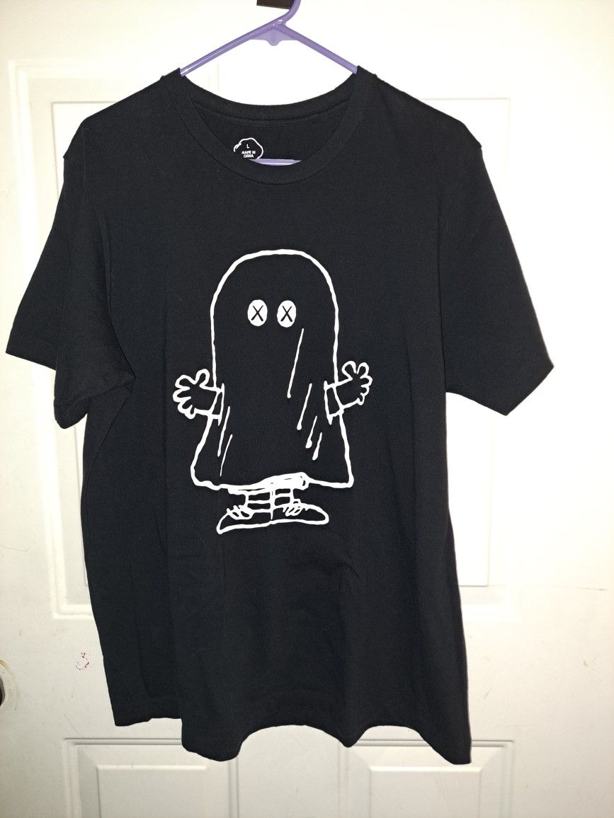 Uniqlo KAWS x Peanuts Ghost T Shirt Linus Snoopy Charlie Brown UT