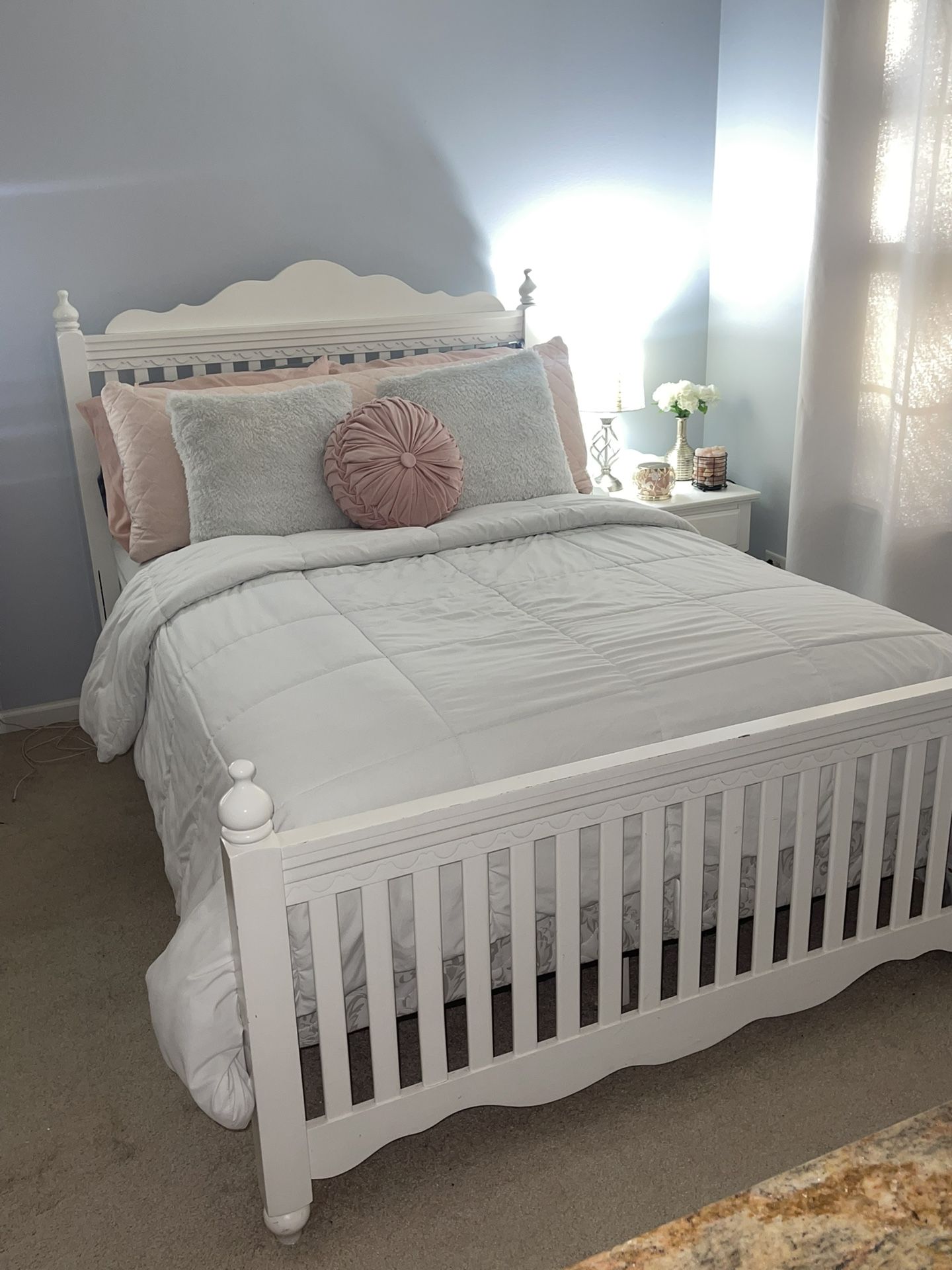 Bed frame + mattress (Full)