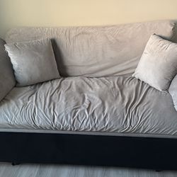 Couch/pull out Bed