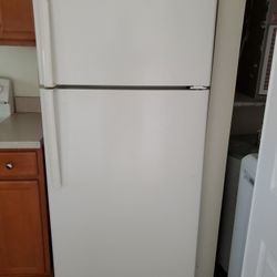 Ge Fridge With Icemaker $150