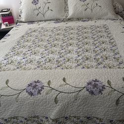 Quilt with shams