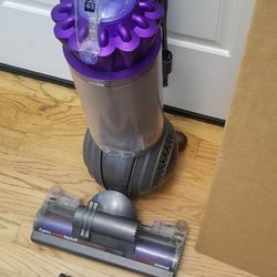 NEW cond  Dyson ANIMAL BIG BALL VACUUM WITH COMPLETE ATTACHMENTS. , WORKS EXCELLENT. , IN THE BOX 