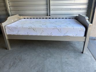 Twin bed with memory foam mattress