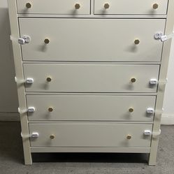 43”wx20”dx52”h Like A New Solid Wood Dresser