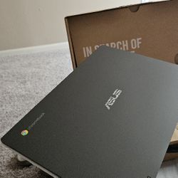 Open Box ● Asus Chromebook 
