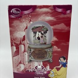 Disney Store Snow White and the Seven Dwarfs "Wishing Well" Snow Globe SEALED