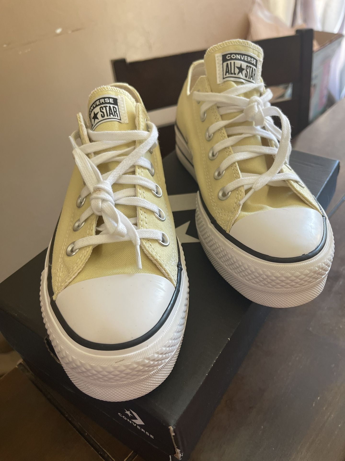 Converse Lemon Low-Top Sneakers . New