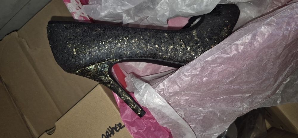   Lady's HIGH heels Spiked
