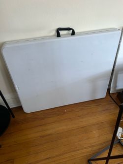 Folding table