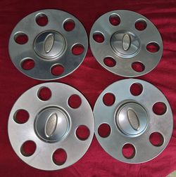 Set of 4 used for
PLATINUM CENTER CAPS FOR 20" RIMS