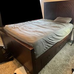 Queen Bedroom Set For Sale!