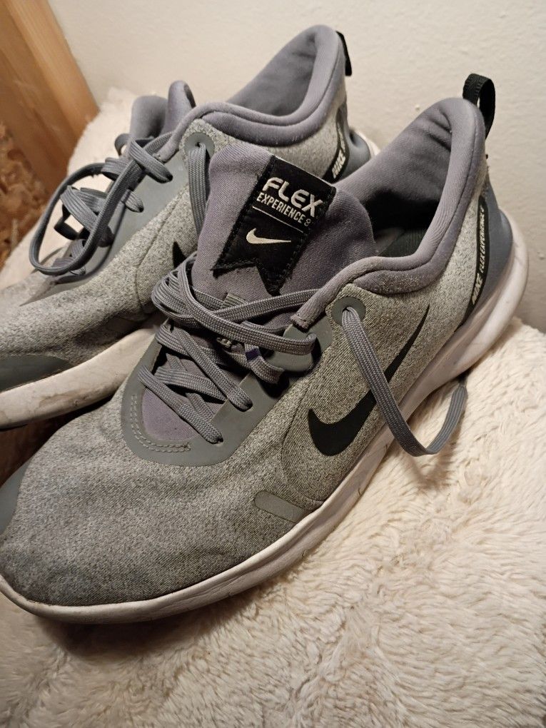 9.5 Mens Grey Nike Shoe