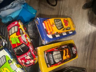 3 Preowned winners circle diecast autographed cars. #4  Mike Skinner ,#77 Brandon Gaughan  & #9 Kasey Kahne . All in good condition. Located off lake 