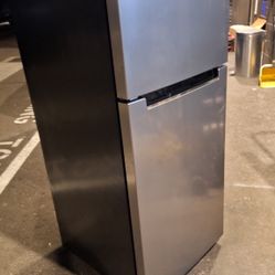 STUDIO SIZE REFRIGERATOR (DELIVER AVAILABLE)