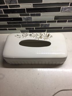 Italian Capodimonte tissue holder