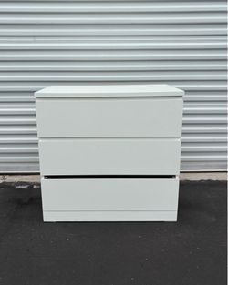 32inch White 3 Drawer Chest dresser.