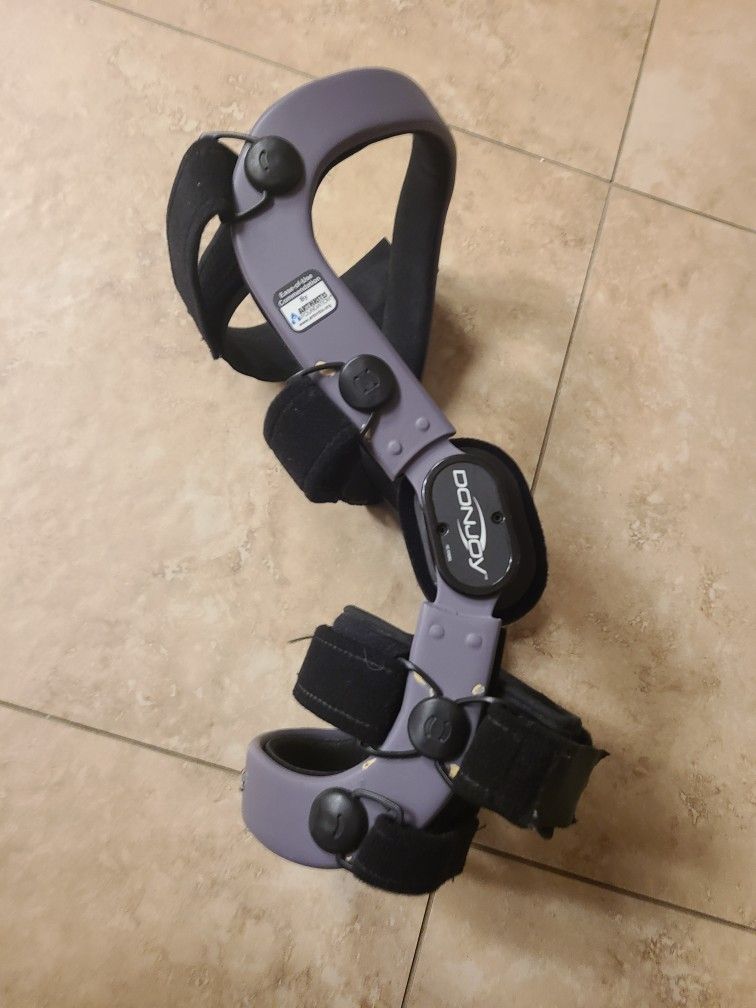 Donjoy Right Knee Brace