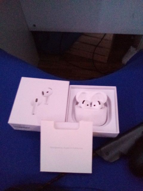 Selling Air Pod 4