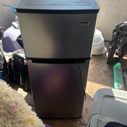 Mini Fridge With Freezer 