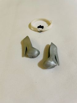 Monster High Scarah Screams “I Love Fashion” Doll Silver Heel Shoe Pumps White Belt