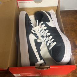 Nike Youth blazer Shoes Size 4.5 Like New 
