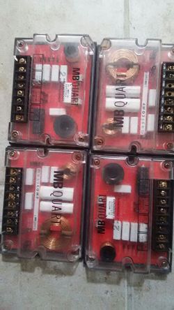 Connect between speakers &s for a clear sound