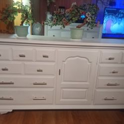 THOMASVILLE ELEGANT STYLE DRESSER 