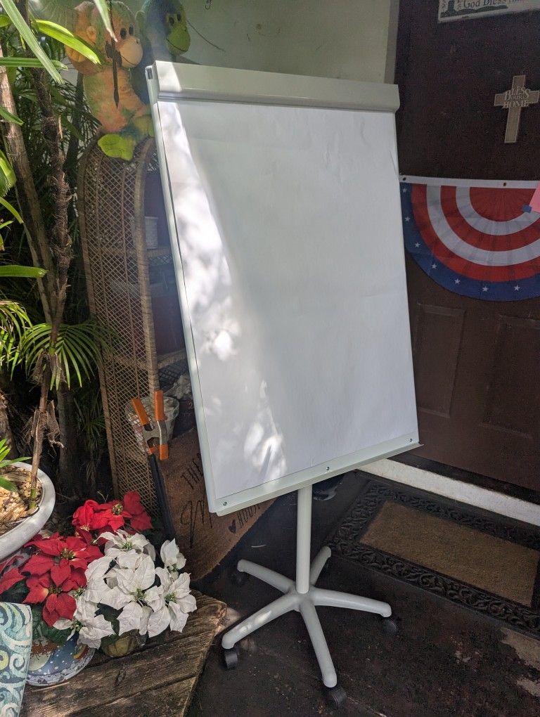 Flipchart Magnetic White Board Adjustable Height And On Wheels good for teaching or presentations
